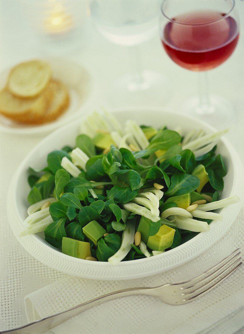 Feldsalat mit Avocado, Fenchel und Pinienkernen