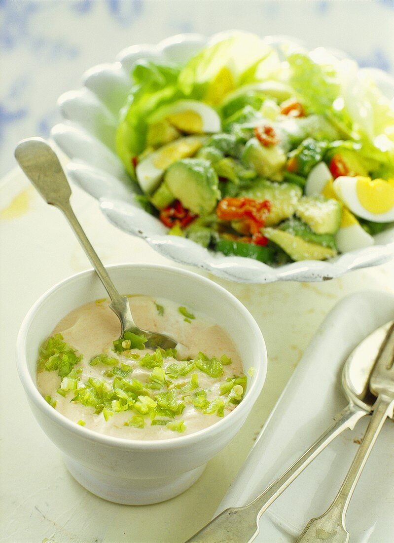 Avocado salad with yoghurt and chili dressing