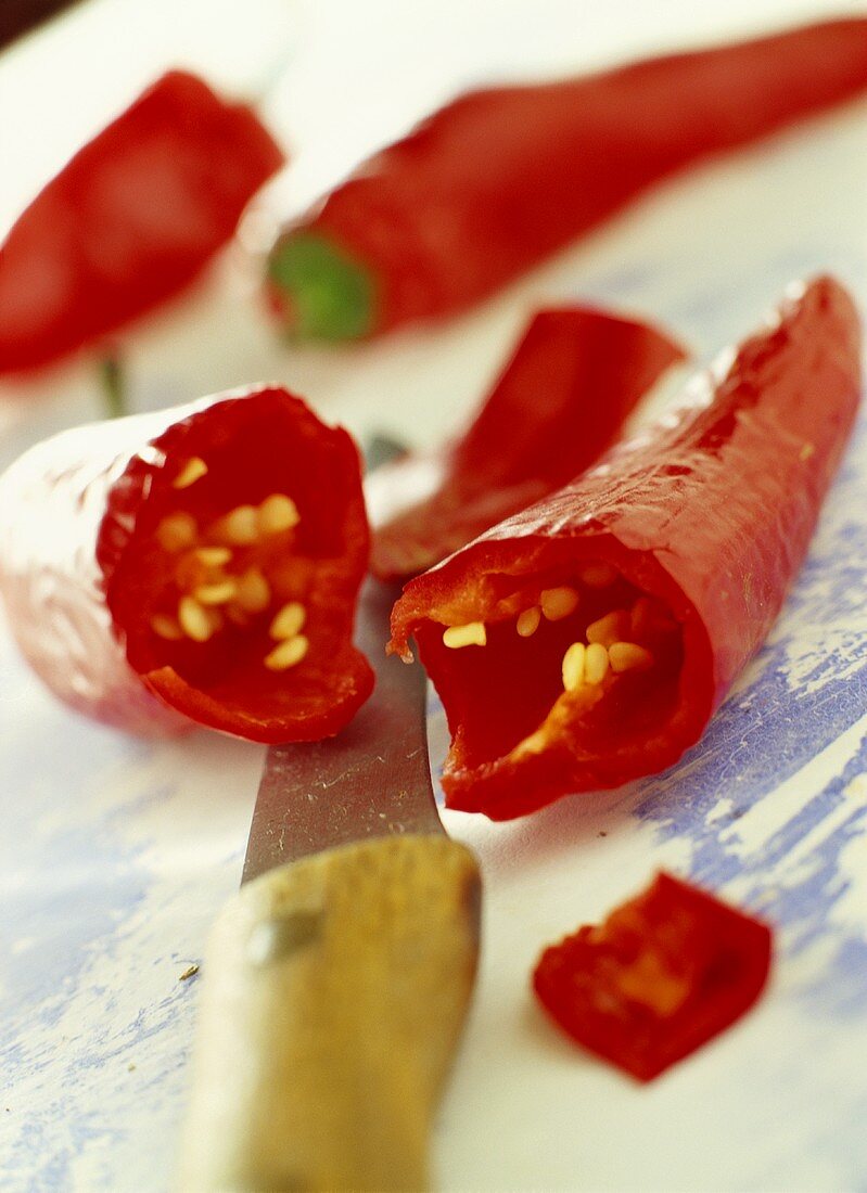 Rote Chilischote, angeschnitten