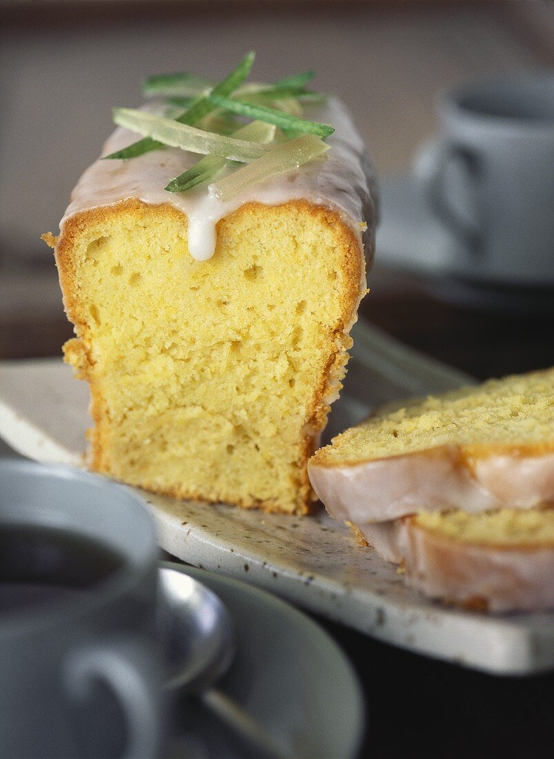 Zitronenkuchen mit kandierten Limetten