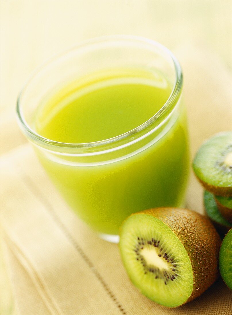 Kiwi fruit juice and fresh kiwi fruits