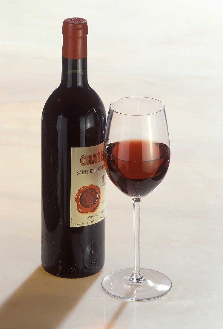 Französischer Rotwein mit Glas