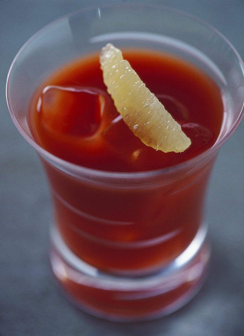 Tomato drink with rum and lemon wedge