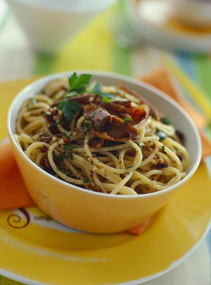 Spaghetti mit Thunfischrogen und Haselnüssen (Spaghetti con Bottarga)