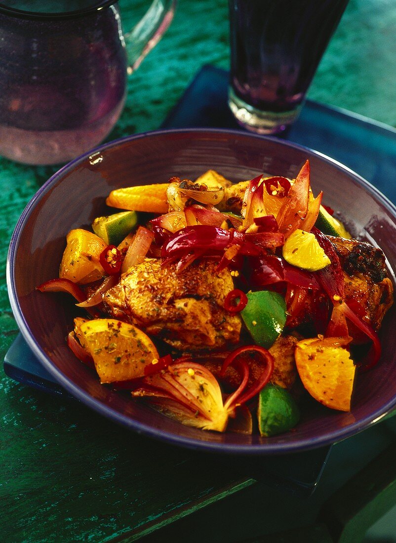 Hähnchen mit Zitrusfrüchten und roten Zwiebeln