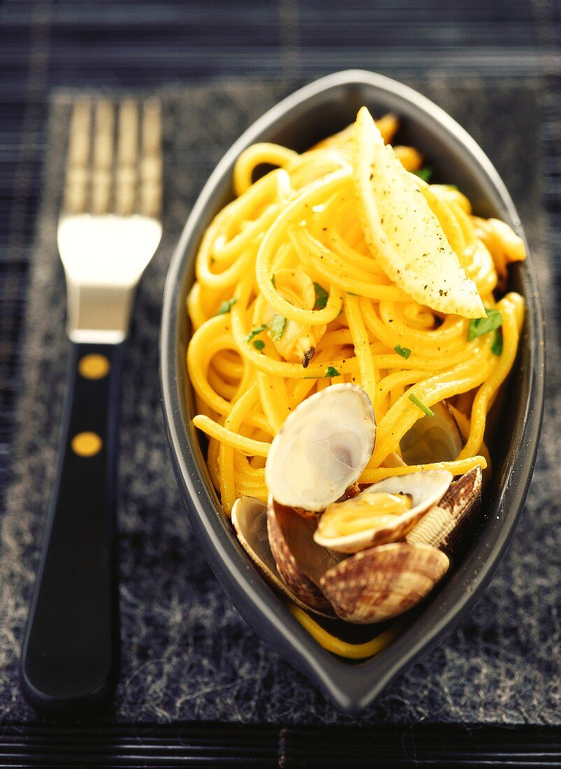 Spaghetti with clams and lemon
