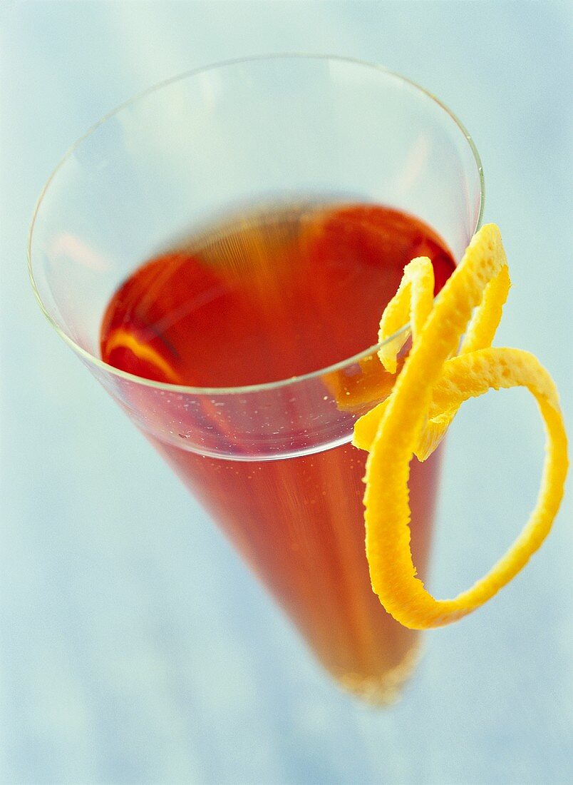 Cocktail mit Brandy, Prosecco und Orangenzeste