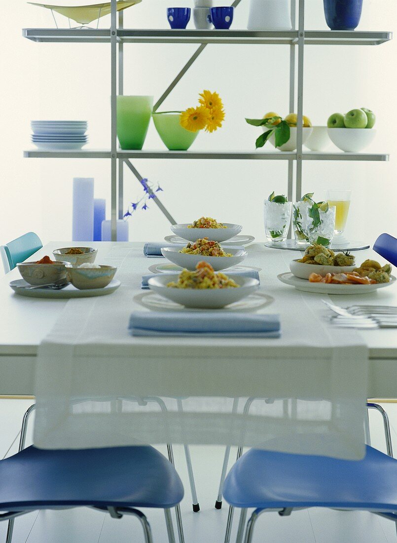 Gedeckter Tisch mit Reissalaten und Gewürzen