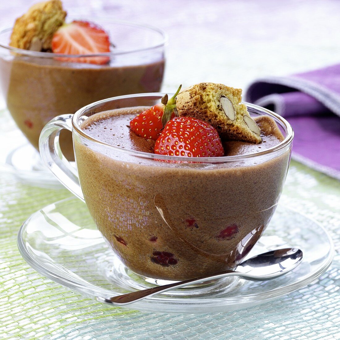 Mousse au chocolat mit frischen Beeren