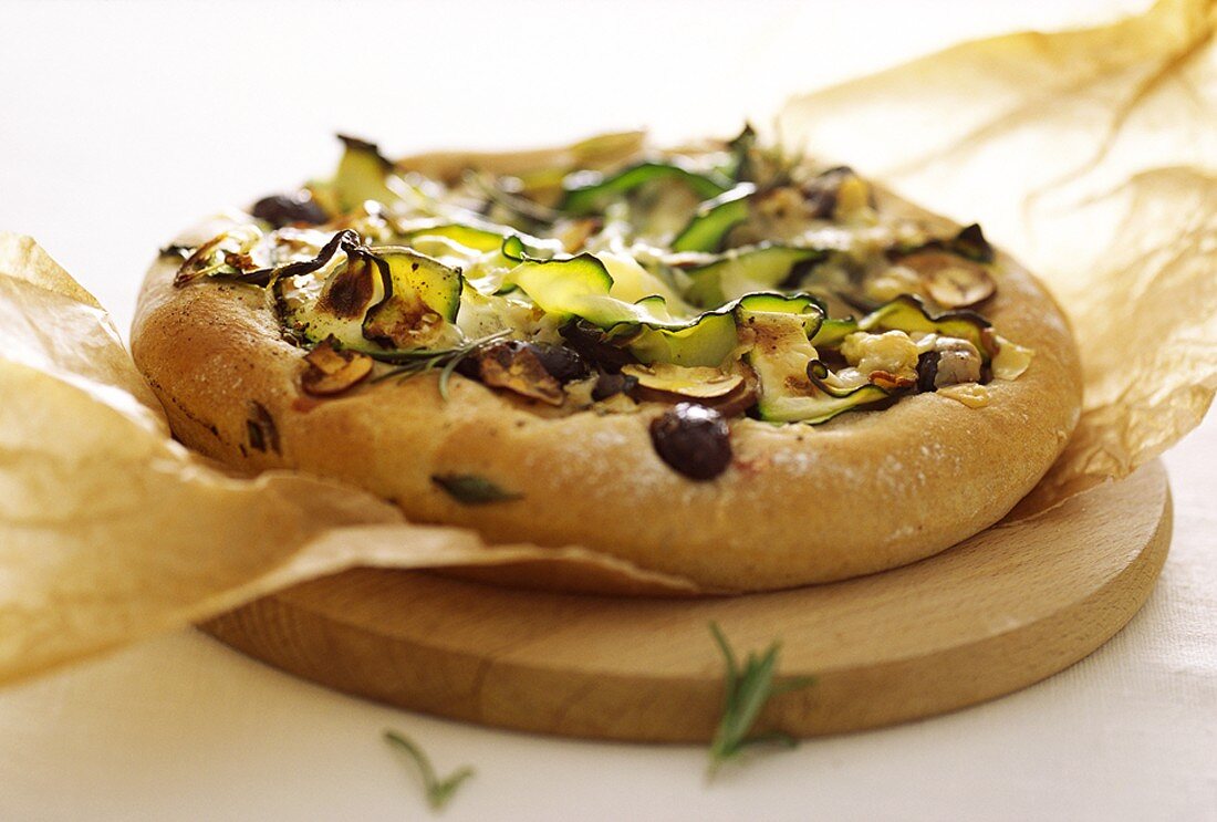 Courgette pizza with olives