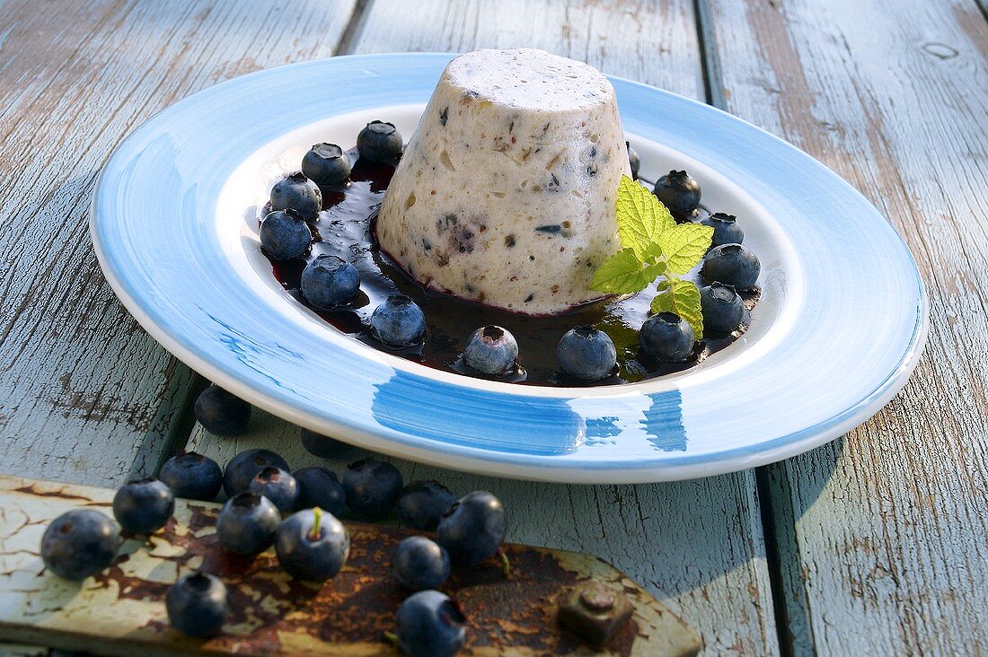 Turned-out crème bavarois with blueberries
