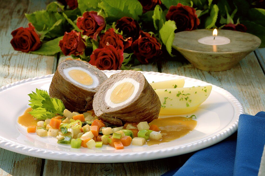Kalbsröllchen mit Ei, Suppengemüse und Petersilienkartoffeln