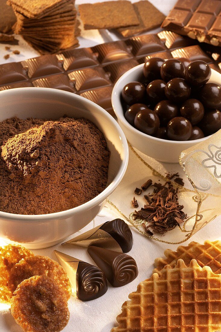 Schokolade, Pralinen, Kakaopulver und Kekse