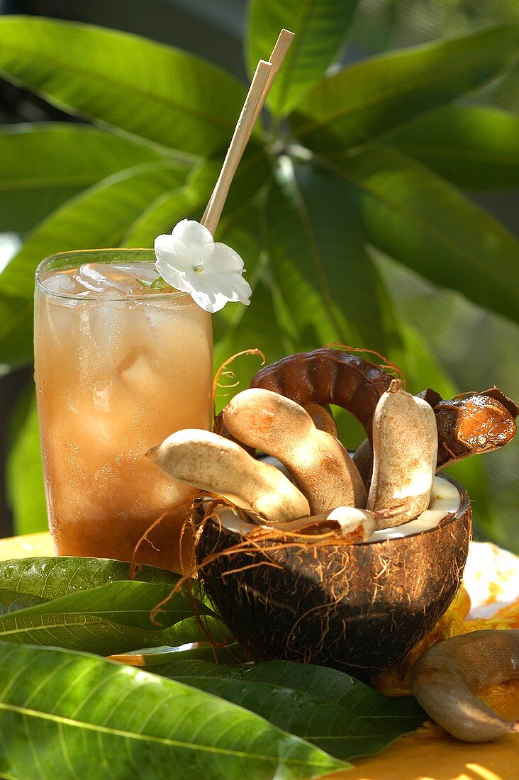 Tamarinden in ausgehöhlter Kokosnuss; Tamarindencocktail