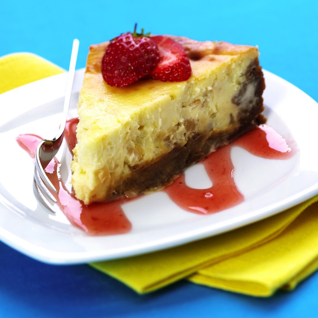 Stück Vanille-Schokoladen-Tarte mit Erdbeere