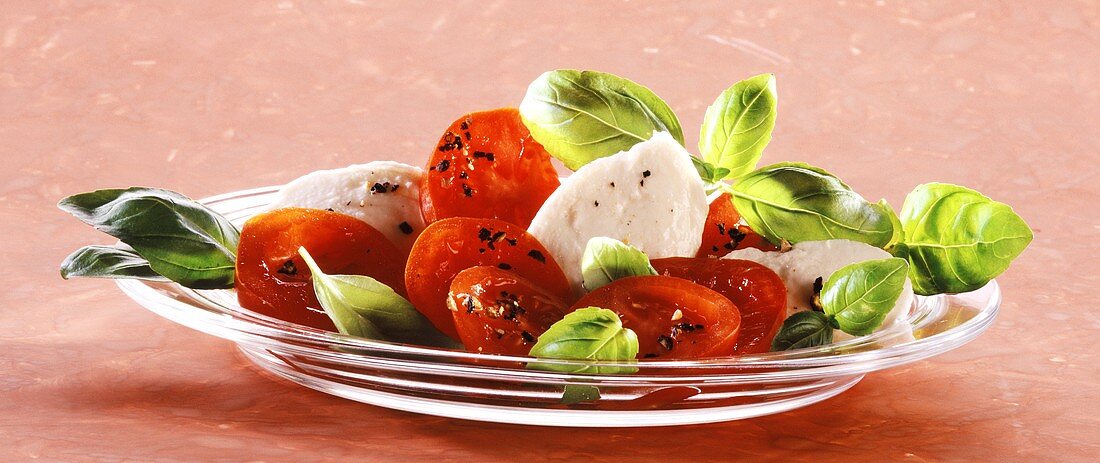 Tomaten mit Mozzarella und Basilikum