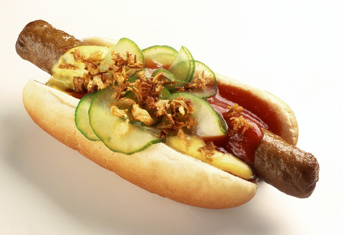 Hot Dog mit Ketchup und Essiggurken