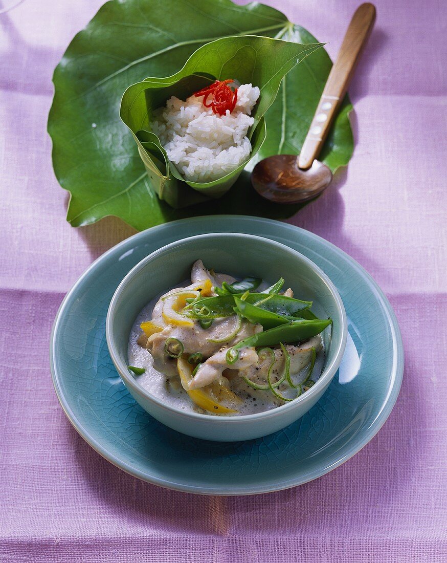 Chicken with coconut sauce, mangetouts and rice