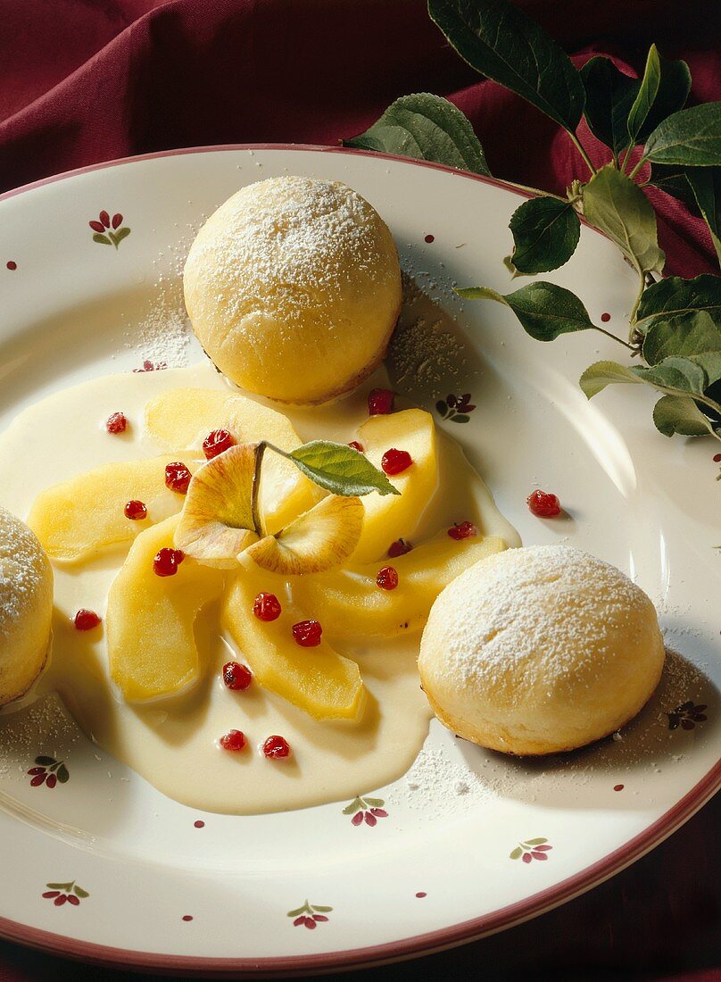 Yeasted rolls with vanilla sauce and stewed apples