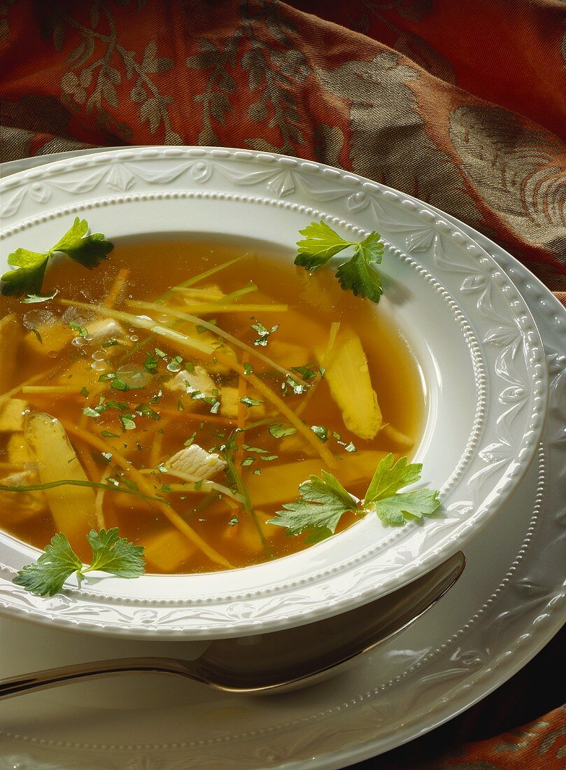 Märkische Festtagssuppe: Hühnerbrühe mit Möhren und Spargel