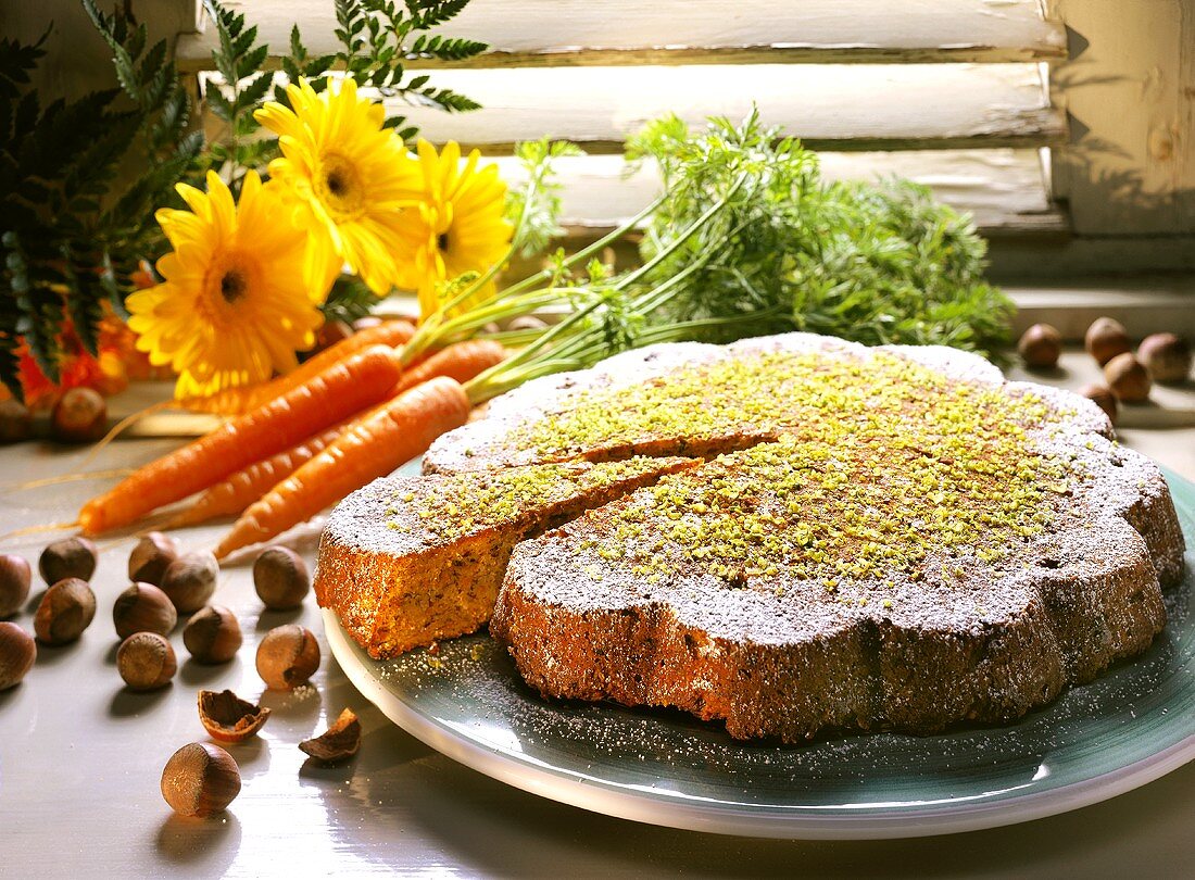 Möhrentorte mit gehackten Pistazien