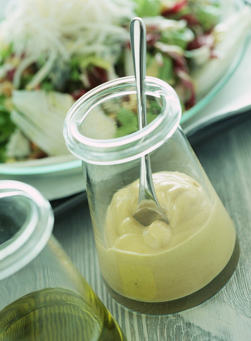 Mayonnaise im Glas; frischer Blattsalat