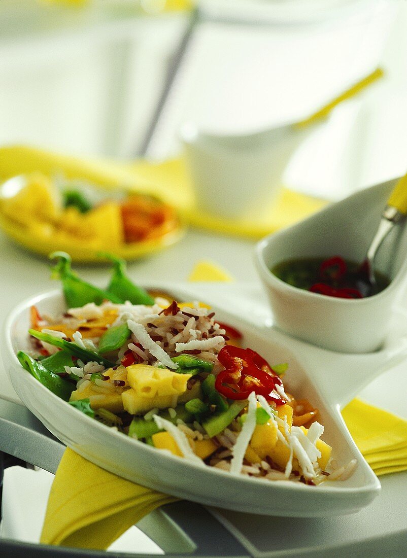 Reissalat mit Ananas, Gemüse und Kokos