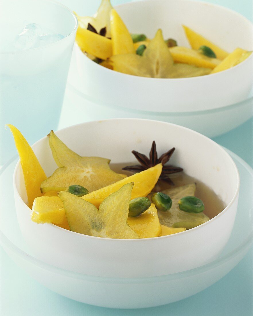 Mangos und Karambolen mit Pistazien in Sirup