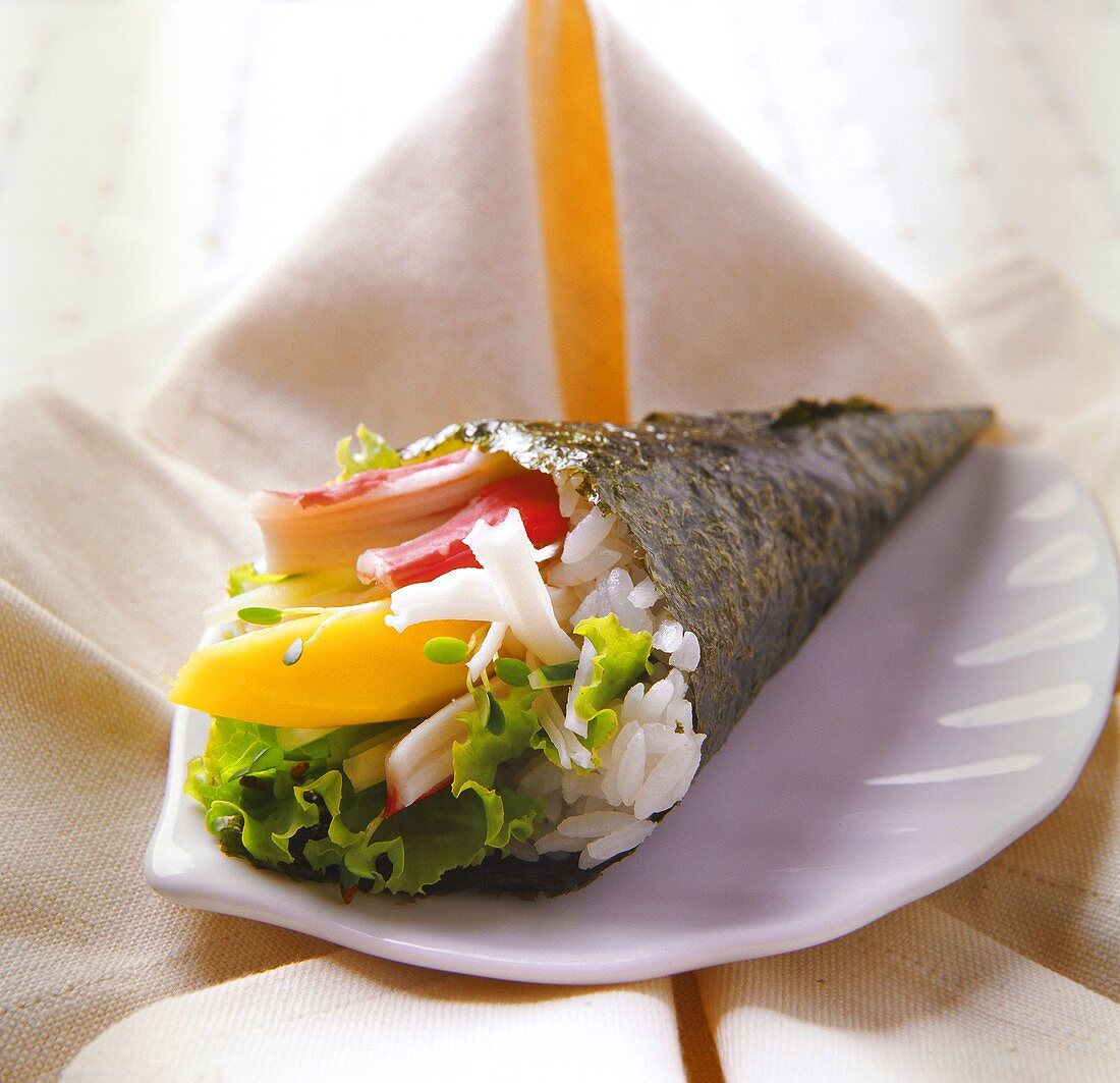 Temaki mit Reis, Surimi und Mango