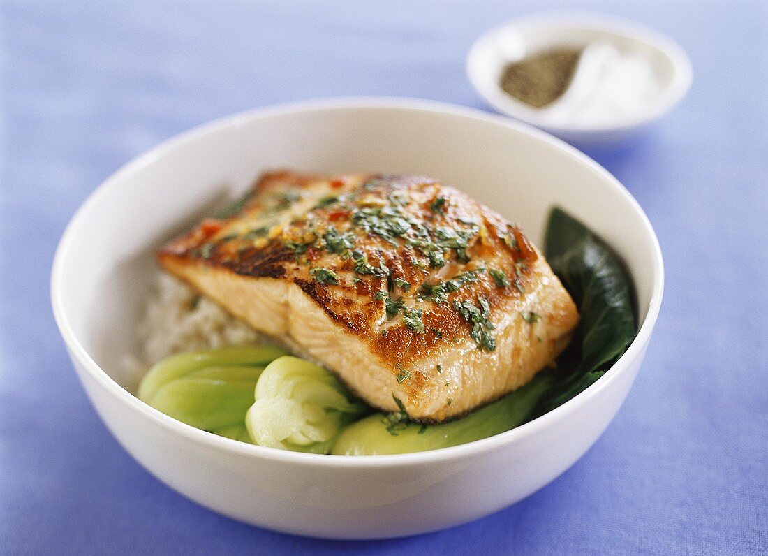 Gebratenes Lachsfilet auf Pak Choi und Reis