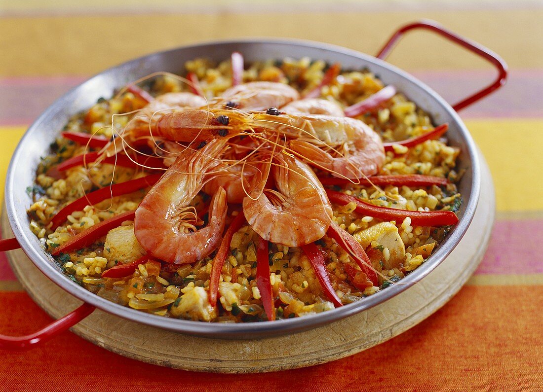 Paella mit Garnelen und Hähnchen