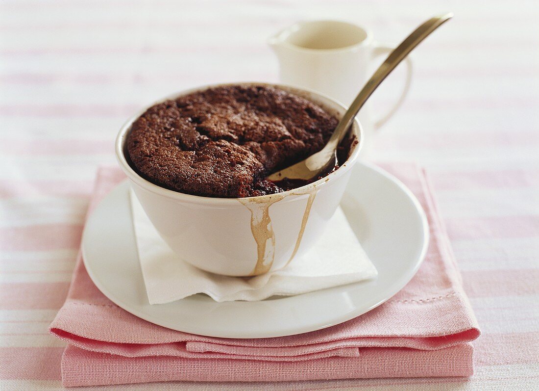 Schokoladen-Himbeer-Pudding in weisser Tasse