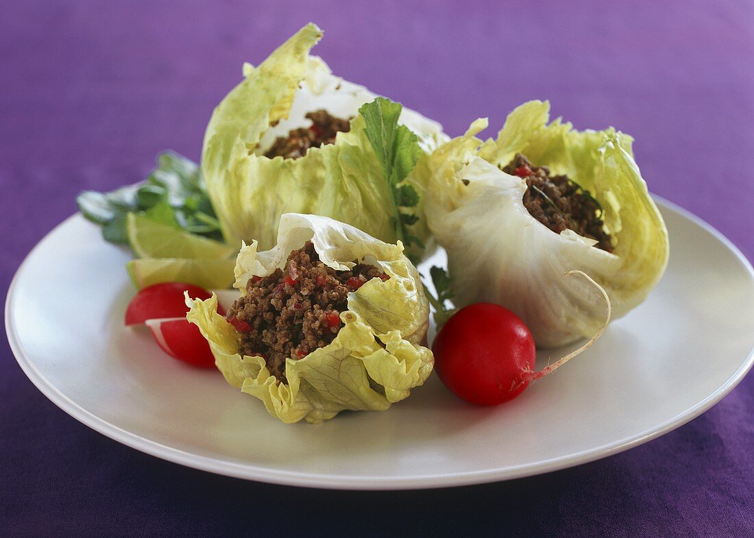 Lettuce leaves stuffed with spicy mince 