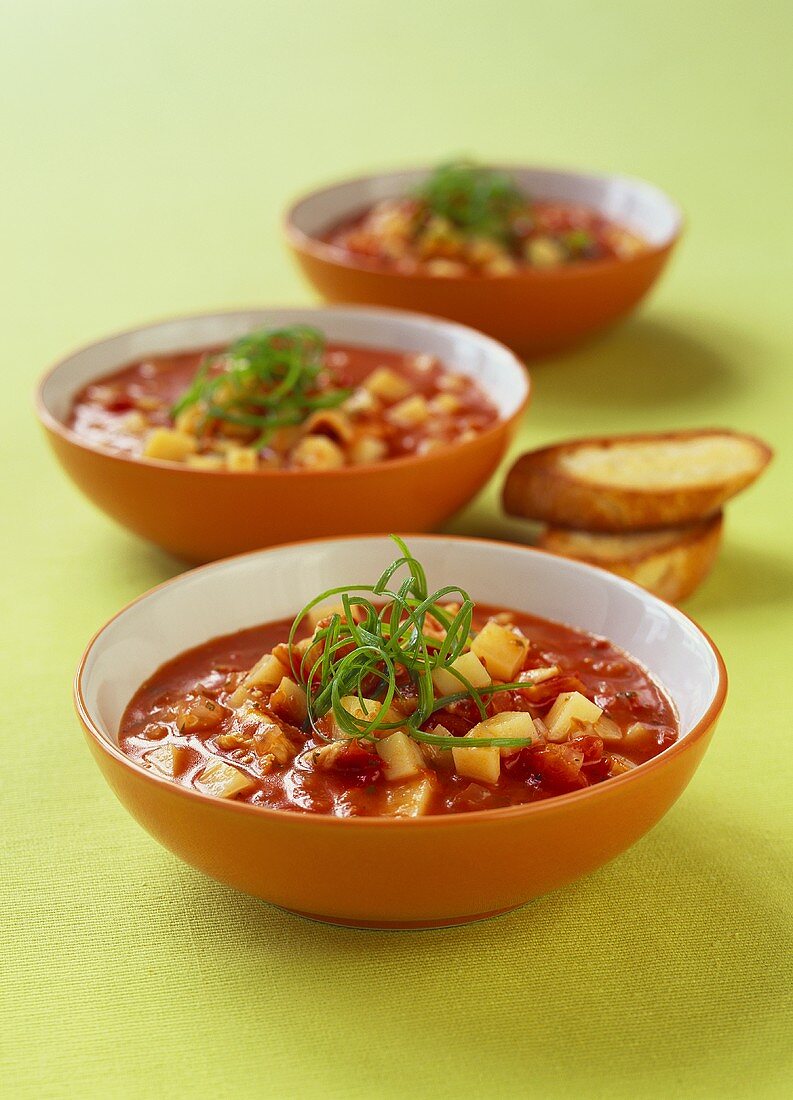 Tomatensuppe mit Kartoffeln und Fisch