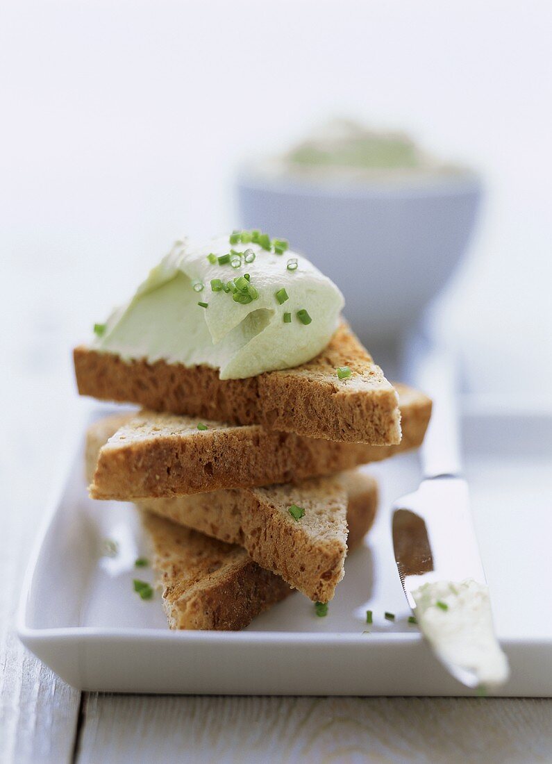 Vollkorntoasts mit Frischkäse-Avocado-Aufstrich