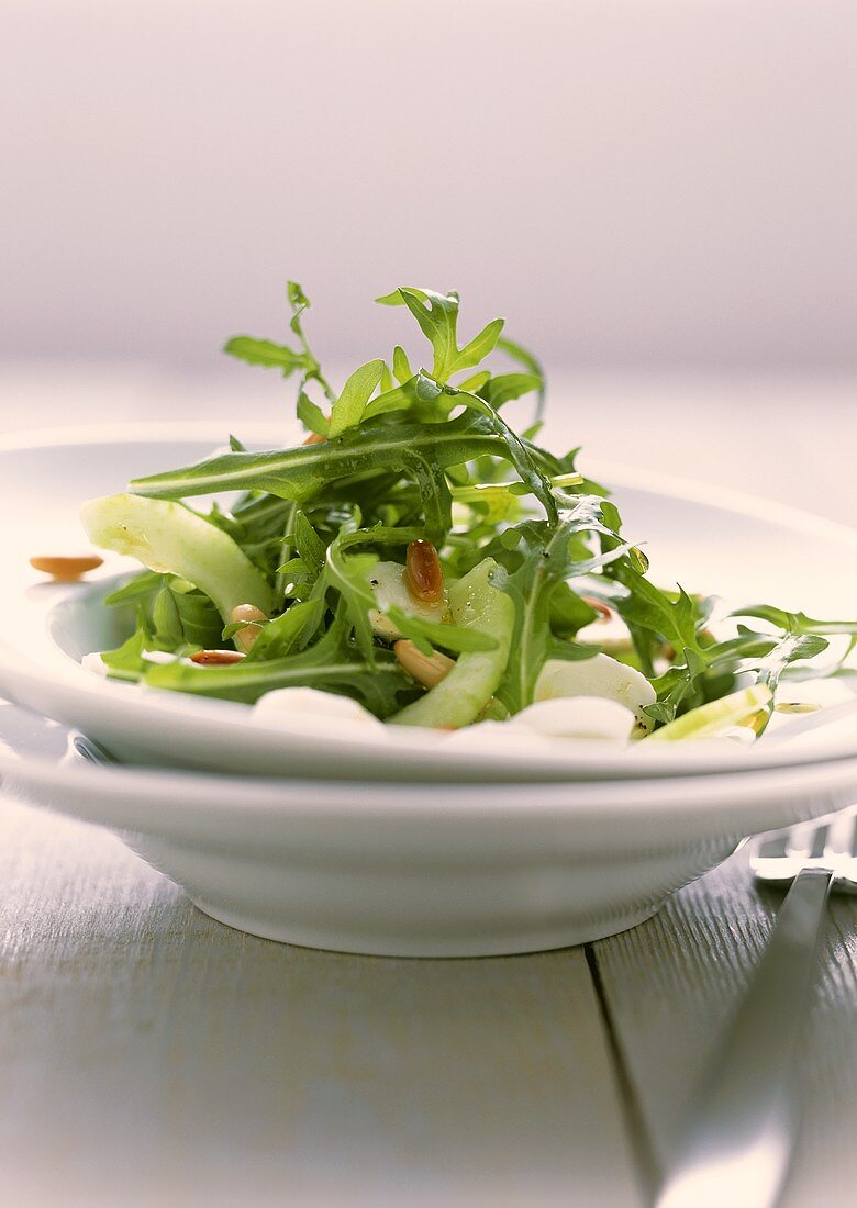 Rucolasalat mit Gurke, Mozzarella und Pinienkernen