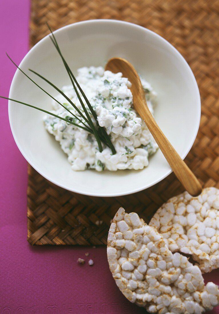 Cottage cheese with herbs; rice wafers