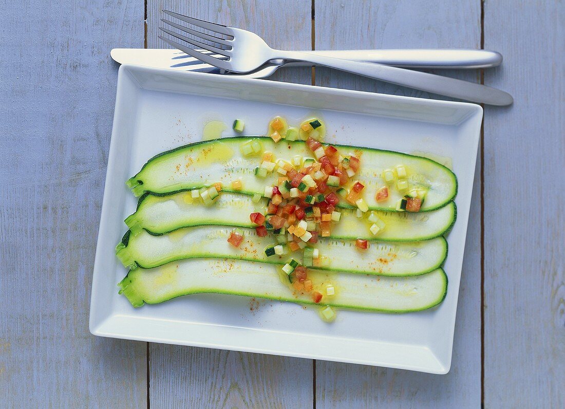 Zucchinicarpaccio mit Gemüsevinaigrette