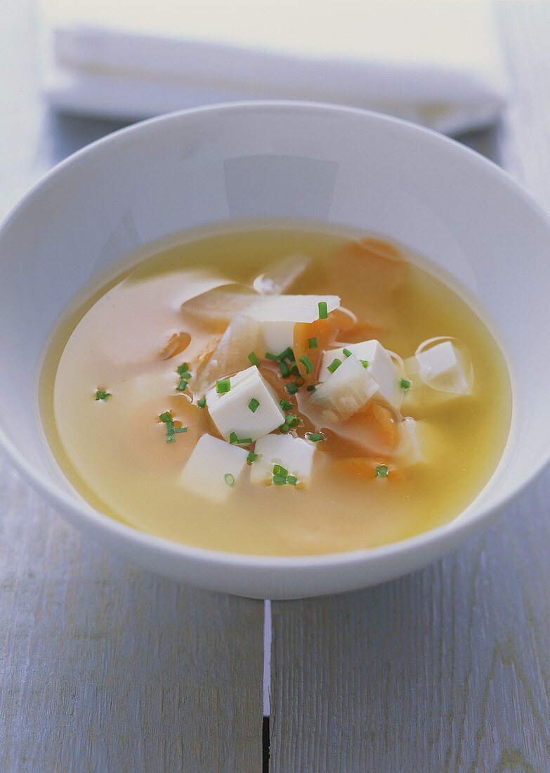 Misosuppe mit Tofu, Rettich und Möhren