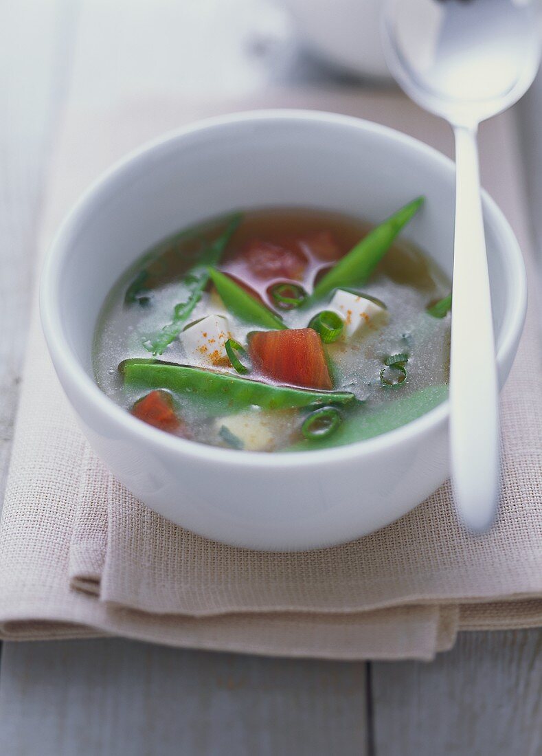 Misosuppe mit Tofu, Tomaten und Zuckerschoten