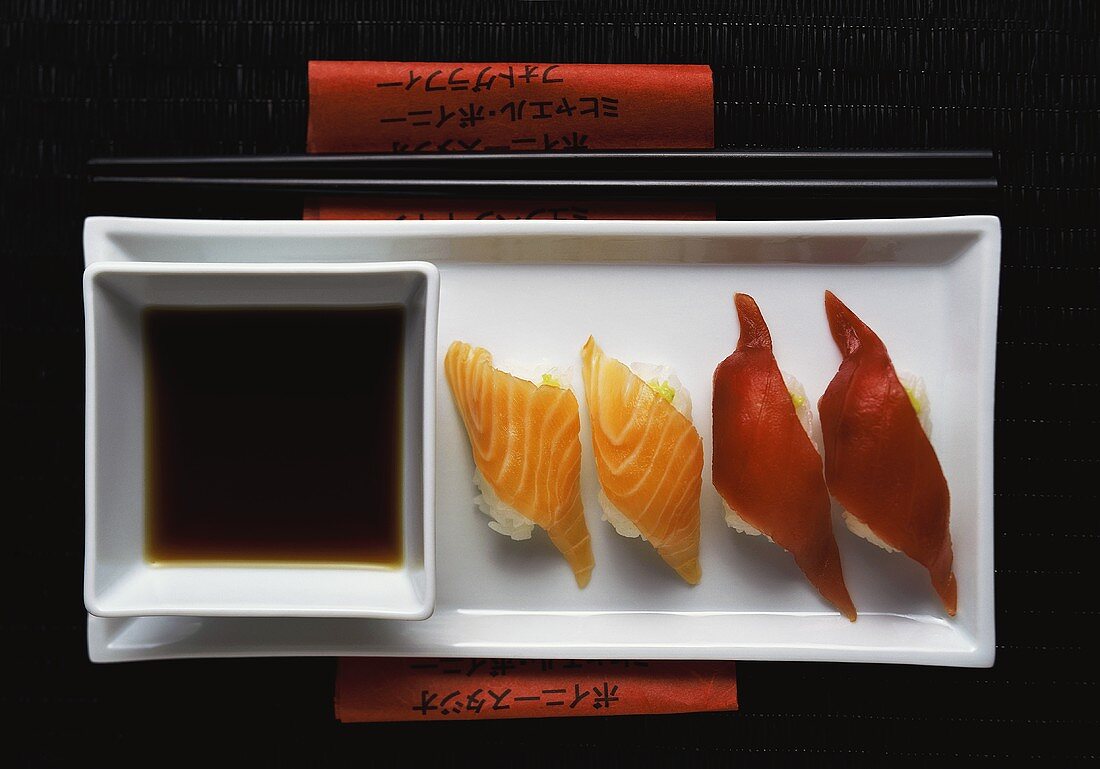 Nigiri-sushi with salmon and tuna; soy sauce