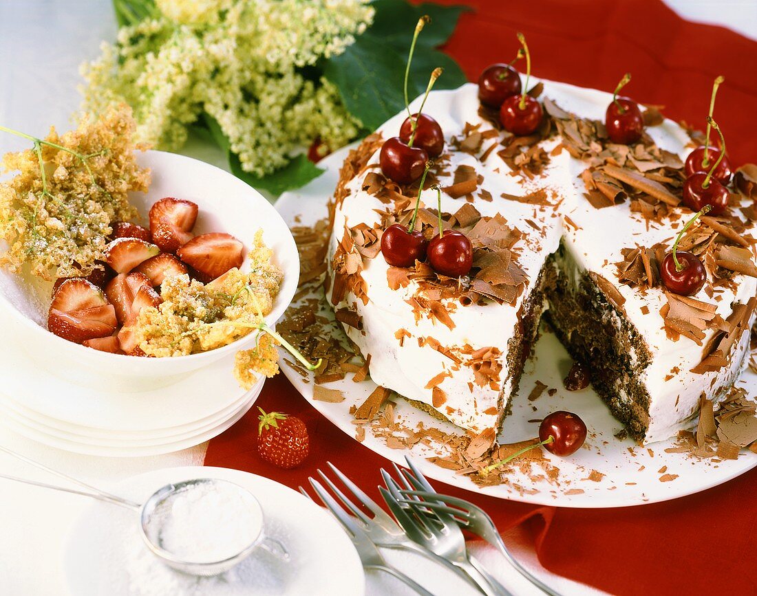 Holunderküchlein mit Erdbeeren; Schwarzwälder Kirschtorte