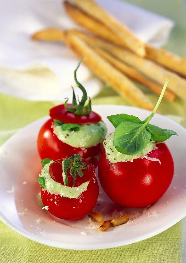 Tomaten, mit Basilikumcreme gefüllt, Grissini