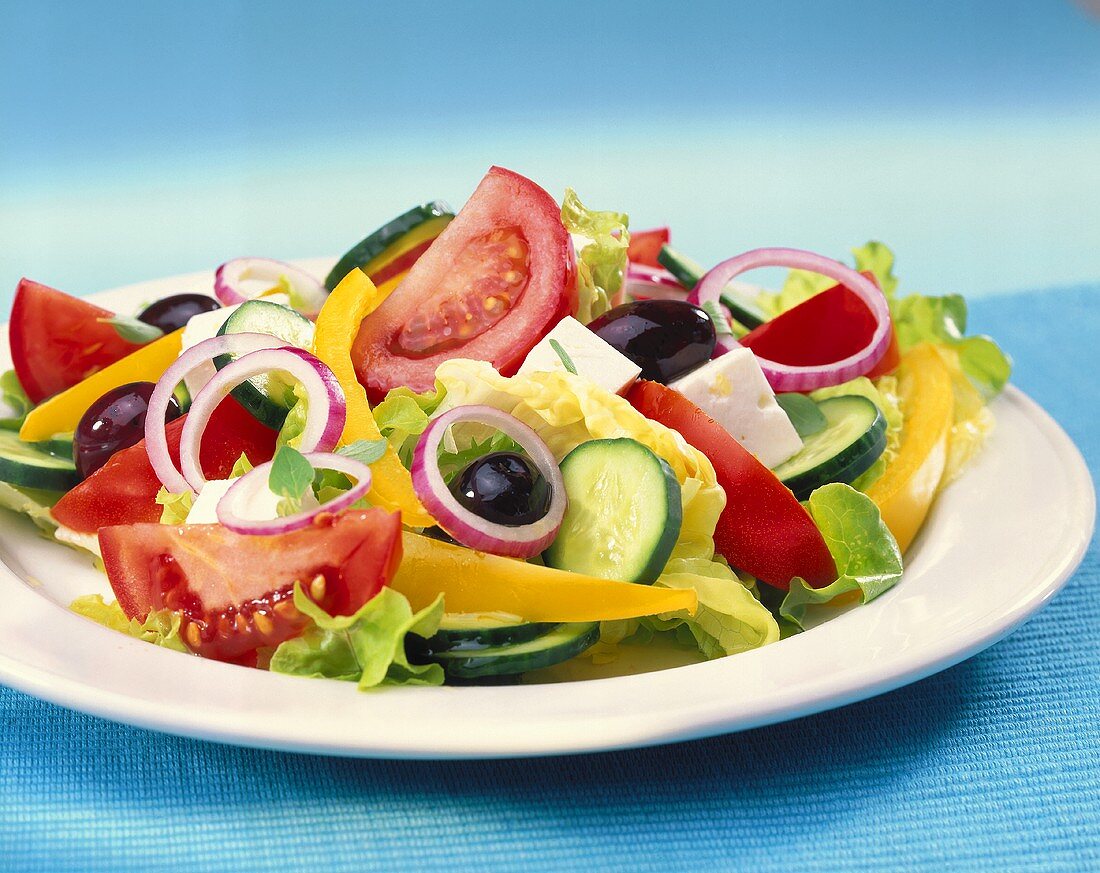 Griechischer Salat mit Gemüse und Schafskäse