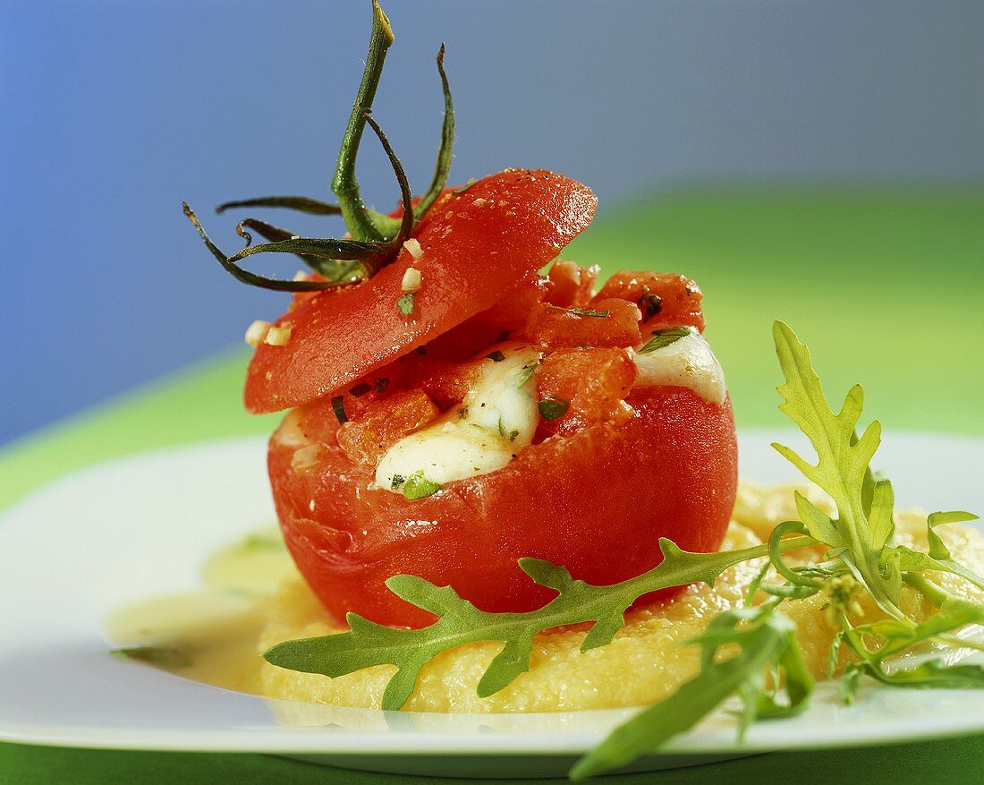 Gefüllte Tomate mit Mozzarella auf Polentacreme