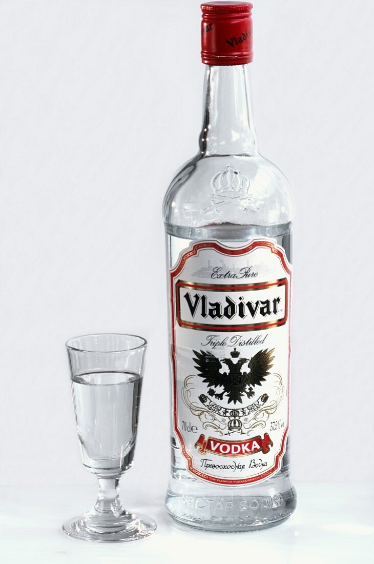 Vladivar Wodka in Flasche und im Glas