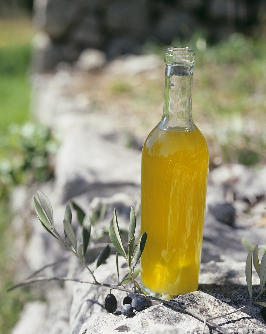 Eine Flasche neues Olivenöl im Freien