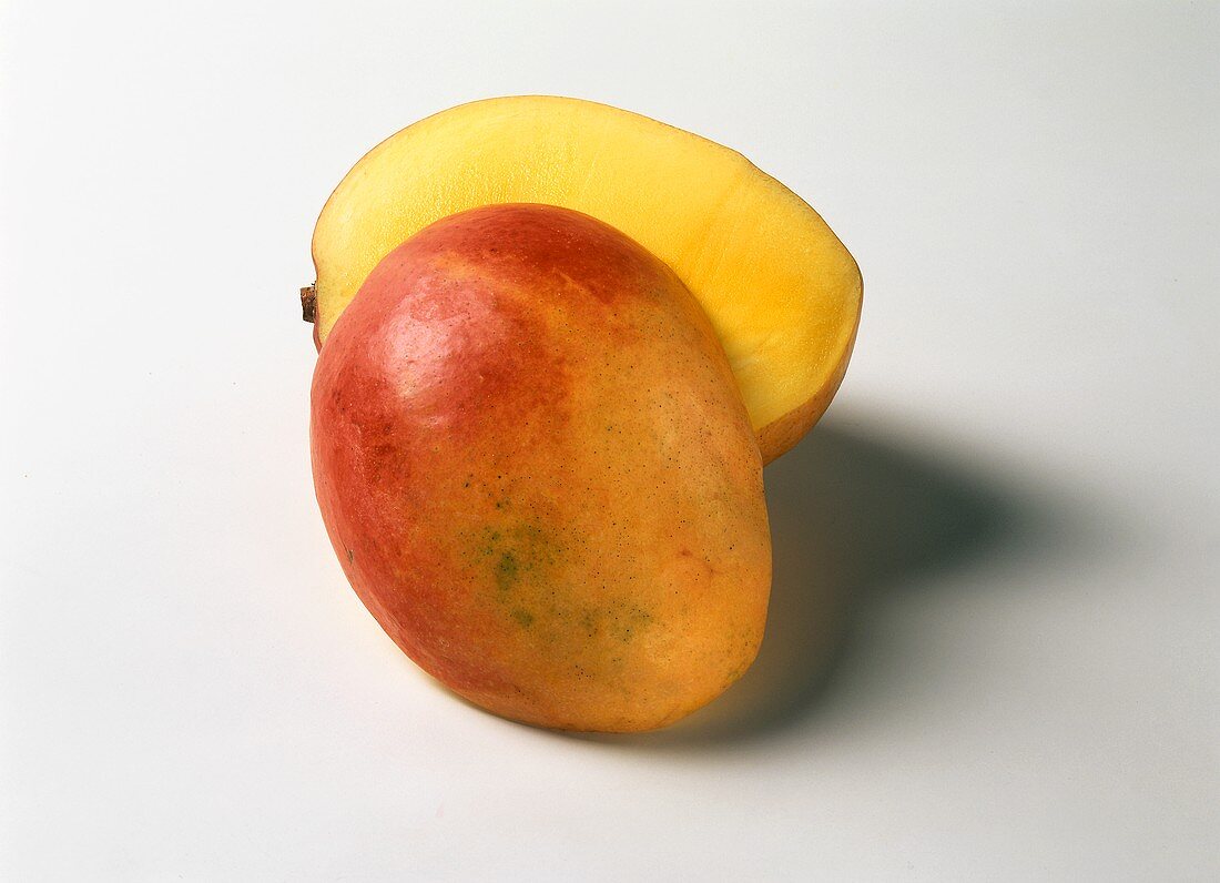 Eine Mango, halbiert
