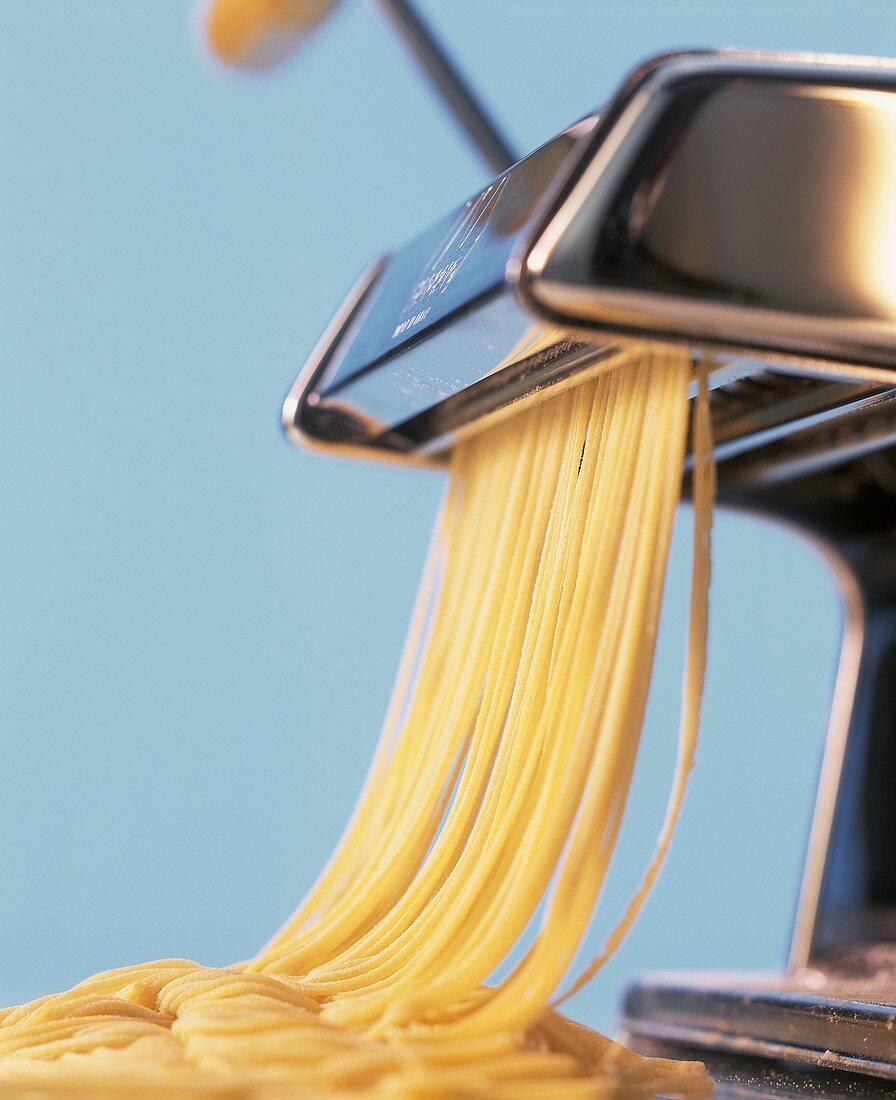 Selbstgemachte Spaghetti in der Nudelmaschine