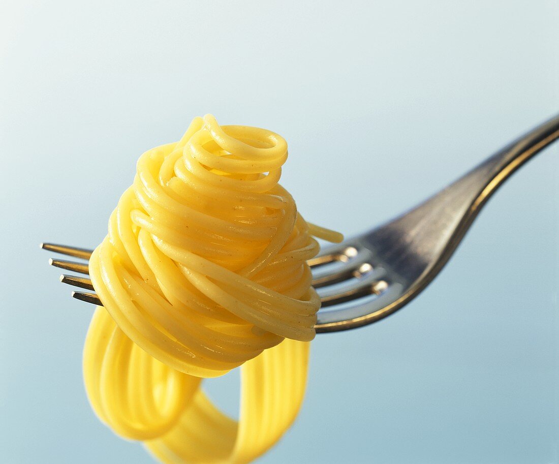 Gekochte Spaghetti um eine Gabel gewickelt